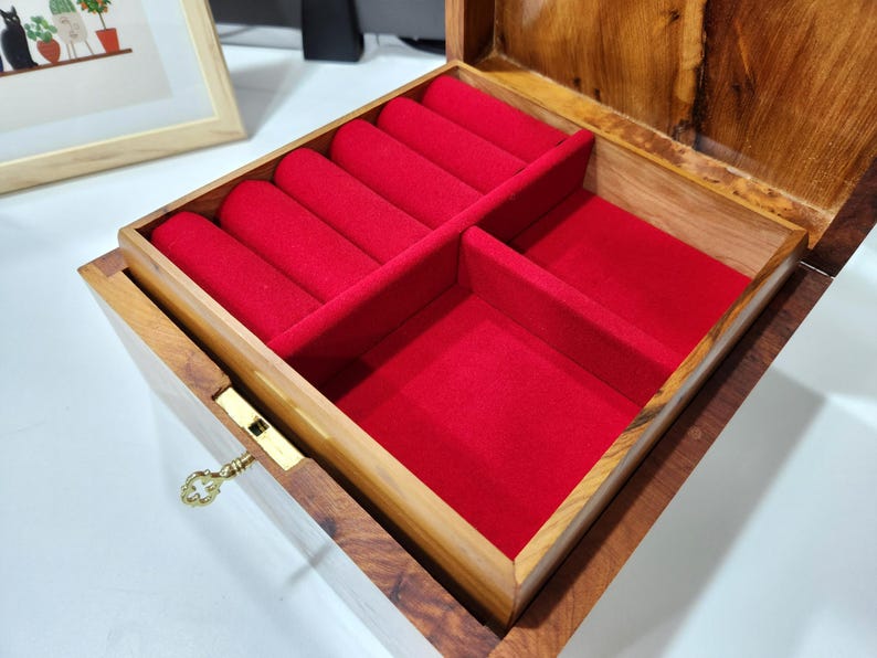 Moroccan Thuya Wood Jewelry Box with Geometric Inlay – Handcrafted in Essaouira